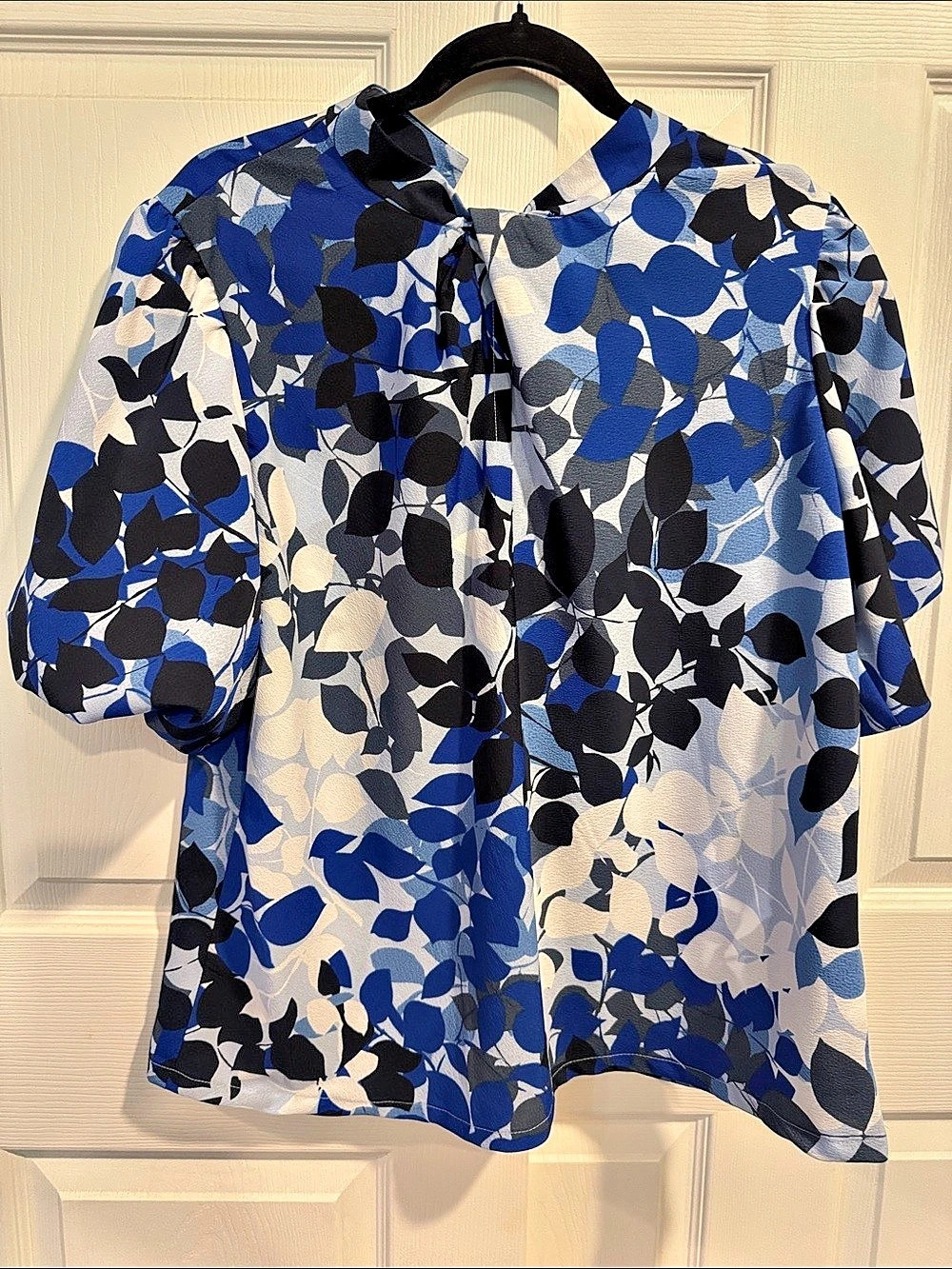 Liz Claiborne Abstract Print Blouse in Blue & Black Large Like New